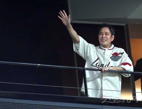 2일 인천 SSG랜더스필드에서 열린 ‘2022 신한은행 SOL KBO리그’ 한국시리즈 2차전 SSG 랜더스와 키움 히어로즈의 경기에서 6-1로 승리한 SSG 정용진 구단주가 팬들에게 인사하고 있다. 인천 | 주현희 기자 teth1147@donga.com