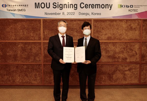 기술보증기금이 대만신용보증기금과 혁신 중소기업의 해외 진출·혁신정책 정보 공유를 위해 업무협약을 체결한 가운데 김종호 이사장(왼쪽)이 첸미슌 회장(오른쪽)과 기념 촬영을 하고 있다. 사진제공 | 기술보증기금