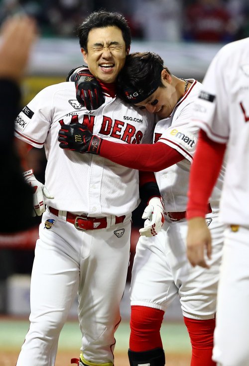 SSG 김강민(왼쪽), 추신수. 사진출처 | SSG 랜더스 홈페이지