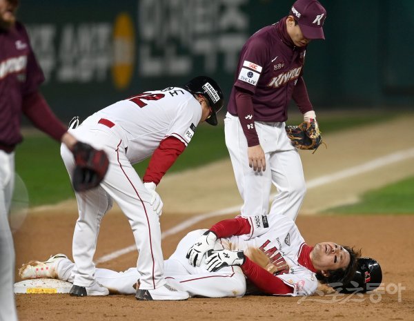 8일 인천 SSG랜더스필드에서 ‘2022 신한은행 MY CAR KBO리그’ 한국시리즈 6차전 키움 히어로즈와 SSG 랜더스 경기가 열렸다. 3회말 1사 SSG 내야 땅볼 때 키움 실책하는 사이 1루주자 한유섬이 3루로 달리다 부상을 당해 그라운드에 누워 있다. 인천 | 김종원 기자 won@donga.com