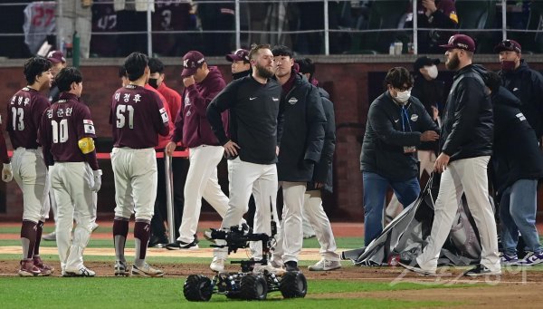 8일 인천 SSG랜더스필드에서 열린 ‘2022 신한은행 SOL KBO리그’ 한국시리즈 6차전 SSG 랜더스와 키움 히어로즈의 경기에서 3-4로 패하며 준우승이 그친 키움 선수들이 아쉬워하고 있다. 인천 | 주현희 기자 teth1147@donga.com