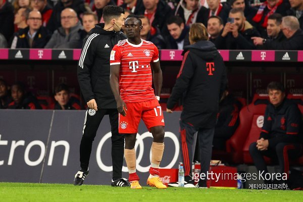 사디오 마네가 부상당한 부위를 치료받고 있다. 사진=게티이미지코리아.