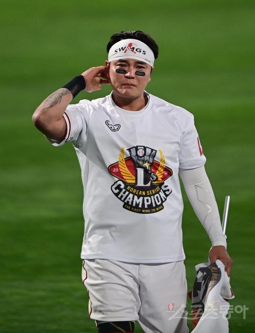 8일 인천 SSG랜더스필드에서 열린 ‘2022 신한은행 SOL KBO리그’ 한국시리즈 6차전 SSG 랜더스와 키움 히어로즈의 경기에서 4-3으로 승리해 한국시리즈 우승을 차지한 SSG 추신수가 눈물을 흘리고 있다. 인천 | 주현희 기자 teth1147@donga.com