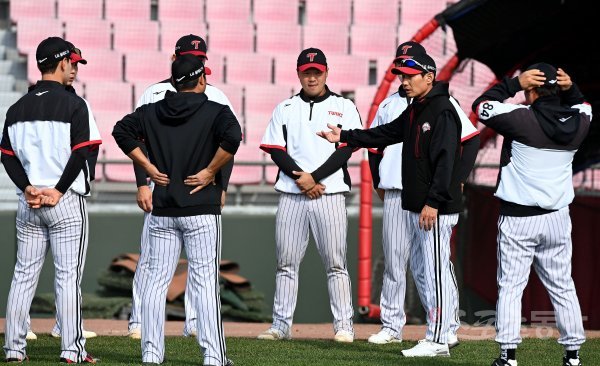 9일 경기도 이천 LG챔피언스파크에서 열린 LG 마무리캠프에 염경엽 신임 감독이 퓨처스 선수들을 지도하고 있다. 이천 | 김민성 기자 marineboy@donga.com