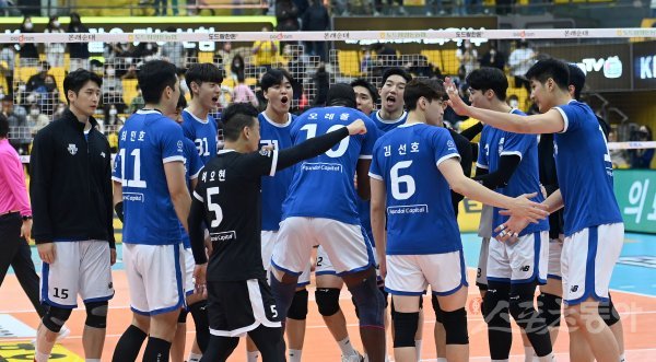 9일 의정부체육관에서 열린 ‘2022~2023 도드람 V-리그’ 남자부 KB손해보험과 현대캐피탈 경기에서 세트스코어 3-0 완승을 거둔 현대캐피탈 선수들이 기뻐하고 있다. 의정부 | 김종원 기자 won@donga.com