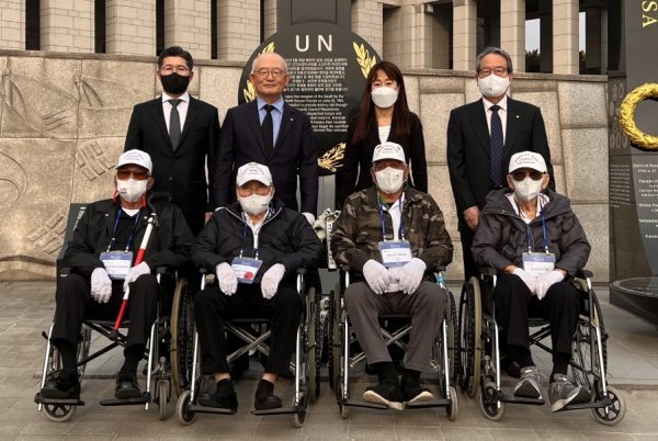 박현순 부영그룹 전무, 신명호 부영그룹 회장, 강윤진 국가보훈처 국장, 최양환 부영그룹 대표이사(뒷줄 왼쪽부터)가 미국 하와이 출신 참전용사들과 6·25전쟁 참전비 앞에서 기념 촬영을 하고 있다. 사진제공|부영그룹