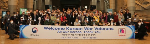 국가보훈처 초청으로 한국을 찾은 15개국 114명의 유엔참전용사와 가족들이 9일 용산 전쟁기념관 평화의 광장에 설치된 6·25전쟁
참전비에 헌화를 한 뒤 한 자리에 모였다. 부영그룹은 이들에게 선물을 건네며 숭고한 희생에 감사의 뜻을 전했다.
사진제공|부영그룹