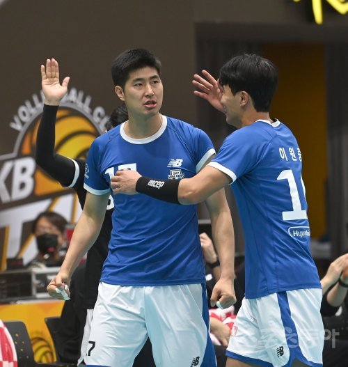 현대캐피탈 박상하(왼쪽)가 9일 의정부체육관에서 벌어진 KB손해보험과 ‘도드람 2022∼2023 V리그’ 남자부 1라운드 원정경기에서 블로킹 득점을 올린 뒤 기뻐하고 있다. 현대캐피탈은 세트스코어 3-0으로 이겨 2위를 지켰다. 의정부 ｜ 김종원 기자 won@donga.com