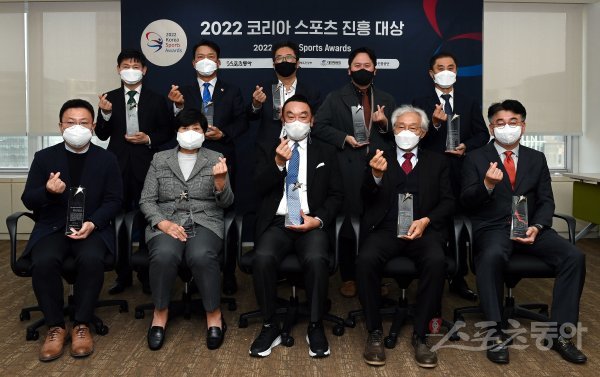 스포츠동아가 주최하고 문화체육관광부, 대한체육회, 국민체육진흥공단이 후원하는 ‘2022 코리아 스포츠진흥 대상’ 시상식이 10일 서울 종로구 광화문 동아일보사옥에서 개최됐다. 뒷열 시계방향부터 프로스포츠 리더 부문 전북현대모터스FC 김동탁 부단장, 프로스포츠 브랜드 부문 울산현대축구단 김광국 대표, 프로야구 브랜드 부문 SSG랜더스 류선규 단장, 스포츠리더 부문 ㈜허리우드 대표이사 홍승빈 대표, 스포츠사회공헌 특별 부문 상상인 대표이사 유준원(이민식 대표 대리수상), 프로농구 브랜드 부문 전주KCC이지스프로농구단 조진호 사무국장, 태권도 국제화 부문 한문화재단?아시아발전재단 이사장 김준일(조남철 이사 대리수상), 프로스포츠 리더 부문 한국프로골프협회 구자철 회장, 프로스포츠 마케팅 부문 ㈜한국여자프로골프투어 강춘자 대표, 프로스포츠 여자농구 부문 청주KB스타즈여자프로농구단 김병천 사무국장이 기념촬영을 하고 있다. 김민성 기자 marineboy@donga.com