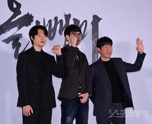 배우 류준열, 안태진 감독, 유해진이 10일 서울 용산구 CGV용산아이파크몰점에서 열린 영화 ‘올빼미’ 언론시사회에서 포즈를 취하고 있다. 주현희 기자 teth1147@donga.com