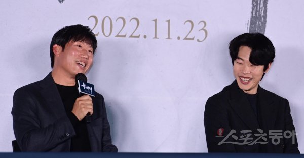 배우 류준열이 10일 서울 용산구 CGV용산아이파크몰점에서 열린 영화 ‘올빼미’ 언론시사회에서 유해진의 답변에 웃고 있다. 주현희 기자 teth1147@donga.com