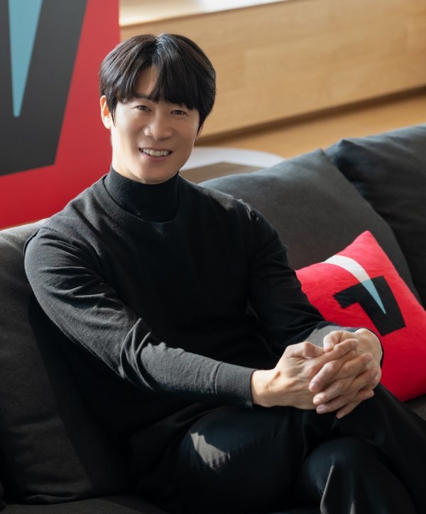 티빙 오리지널 시리즈 ‘몸값’의 주역인 배우 진선규는 “사각팬티 한 장 입고 춤을 추는 장면을 첫 촬영 날 찍었다”며 “처음 10분간은 민망하다가 금방 적응이 된 덕분에 팬티바람으로 별의별 장면을 다 찍었다”고 웃음을 터뜨렸다. 사진제공｜티빙