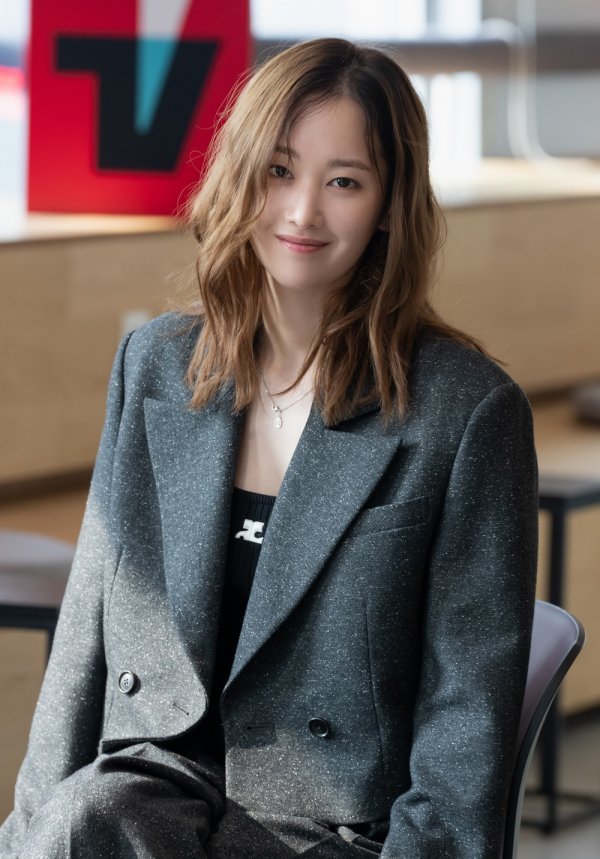 배우 전종서는 티빙 오리지널 시리즈 ‘몸값’이 “지금껏 출연한 작품 중 가장 짧은 기간 동안 촬영했지만, 체력적으로 가장 고된 작품이기도 했다”면서 “그럼에도 한꺼번에 에너지를 쏟을 수 있어 오히려 좋았다”고 돌이켰다. 사진제공｜티빙