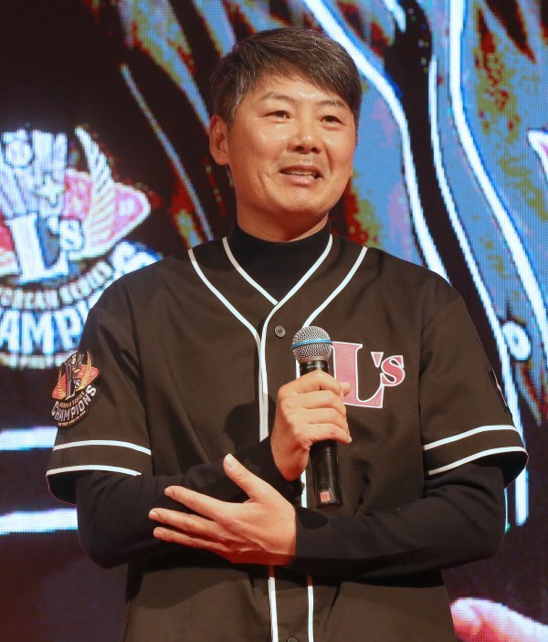 10일 그랜드하얏트 인천에서 열린 SSG의 한국시리즈 우승 축하연에서 소감을 전하고 있는 김원형 감독. 사진제공 | SSG 랜더스