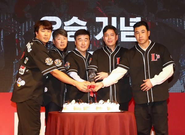 10일 그랜드하얏트 인천에서 열린 SSG의 한국시리즈 우승 축하연에서 기념 케이크를 함께 자르는 주장 한유섬, 김원형 감독, 민경삼 대표이사, 정용진 구단주, 김강민(왼쪽부터). 사진제공 | SSG 랜더스