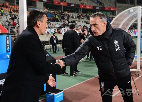 11일 경기 화성종합경기타운에서 열린 ‘하나은행 초청 축구국가대표팀 친선경기’ 2022 카타르 월드컵 대비 마지막 국내 평가전 한국과 아이슬란드의 경기에 앞서 한국 파울루 벤투 감독이 아이슬란드 아르나르 비다르손 감독과 악수하고 있다. 화성 | 주현희 기자 teth1147@donga.com