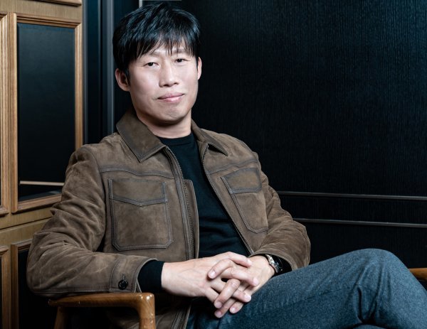 ‘올빼미’에서 광기에 물든 왕을 연기한 유해진은 “데뷔 후 26년 만에 처음으로 왕 역할을 해봤다”면서 “관객이 낯선 나의 모습을 받아들여줄지 걱정이 들었던 만큼 다양한 고민을 하며 열심히 촬영했다”고 돌이켰다. 사진제공｜NEW