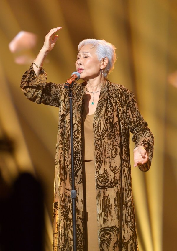 가수 패티김이 7일 서울 영등포구 KBS 신관 공개홀에서 진행된 KBS 2TV 예능프로그램 ‘불후의 명곡’ 무대에서 열창하고 있다. 사진제공｜KBS