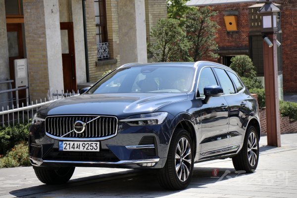 48V 가솔린 마일드 하이브리드(MHEV) 엔진을 장착한 볼보 XC60 B5 모델은 최고 출력 250마력의 여유로운 성능과 공인 복합 연비 9.1km/L의 뛰어난 효율성으로 폭넓은 사랑을 받고 있다. 원성열 기자 sereno@donga.com