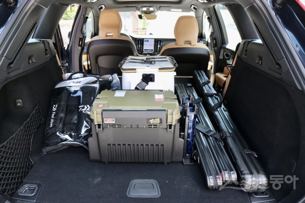 2열 시트를 접으면 1410리터까지 확장되는 적재 공간도 매력적이다. 원성열 기자 sereno@donga.com