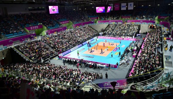 13일 인천 삼산월드체육관에서 ‘2022-2023 도드람 V리그‘ 인천 흥국생명과 김천 한국도로공사의 여자부 경기가 열렸다. 만원 관중이 가득찬 경기장에 배구팬들이 응원을 펼치고 있다. 인천 | 김민성 기자 marineboy@donga.com