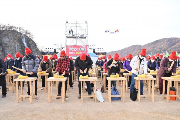 청송읍 용전천 일원에서 개최되고 있는 ‘제16회 청송사과축제’에서 관광객들이 사과난타를 선보이고 있다. 사진제공 | 청송군