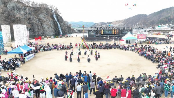 지난 9일부터 13일까지 5일간 개최된 ‘제16회 청송사과축제’에는 40만 여 관광객의 발길이 이어지면서 성황리에 마무리 됐다. 사진제공 | 청송군