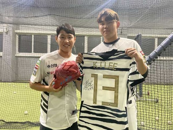 올해 6월 수원 KT위즈를 방문해 기념 촬영하고 있는 이강인(왼쪽)과 소형준. 사진제공 | KT 위즈