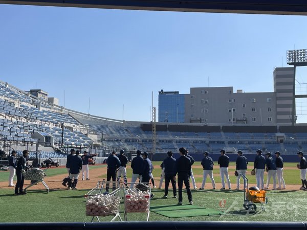 NC 선수들이 15일 창원 마산구장에서 진행된 마무리훈련에서 수비 훈련에 집중하고 있다. 창원 | 강산 기자