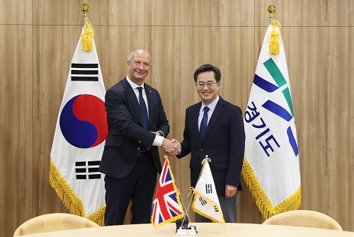 김동연 경기지사가 15일 집무실에서 카를로스 몬레알(Carlos Monreal) 영국 플라스틱에너지사의 최고경영자(CEO)와 면담을 갖고, 경기도 투자를 요청했다. 사진제공 | 경기도청