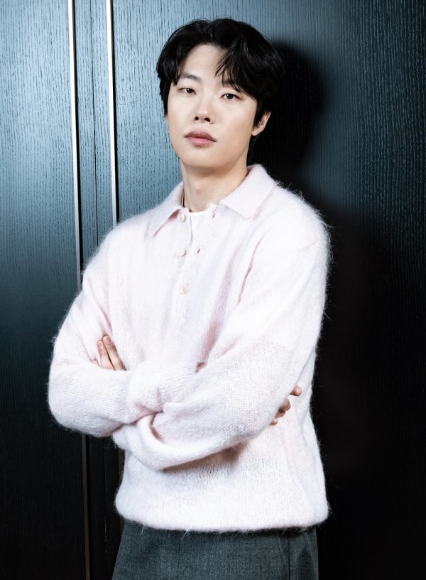 영화 ‘올빼미’의 주역인 류준열은 “주맹인 연기를 하면서 초점을 잡지 않고 멍하게 바라보는 게 버릇이 됐다”면서 “쉽지 않은 캐릭터라는 것을 직감했지만 이야기가 매력적이라 출연을 결심했다”고 밝혔다. 사진제공｜NEW