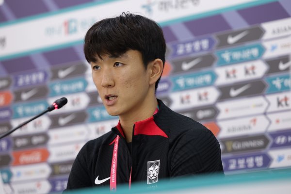 황인범이 15일(현지시간) 카타르 도하 알에글라 훈련장에서 진행된 축구국가대표팀 기자회견에 참석했다. ‘마에스트로’로 불리는 그의 활약에 한국의 카타르월드컵의 성패가 달려있다. 사진제공 I 대한축구협회