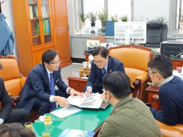 우승희 영암군수가 지난 15일 우원식 예산결산특별위원장을 만나 지역 주요사업에 대해 적극적인 협조를 요청했다. 사진제공|영암군