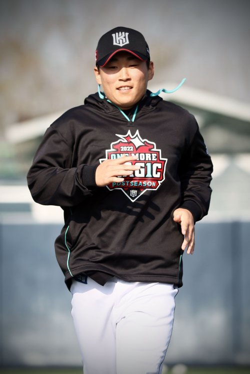 KT 류현인은 입단에 앞서 레전드들과 함께한 TV 프로그램 출연으로 유명세를 탔지만, 신인의 마음가짐을 잊지 않고 있다. 내야 뎁스 강화가 필요한 KT에서 자리를 잡고자 전북 익산 마무리캠프에서 구슬땀을 흘리고 있다. 사진제공 I KT 위즈