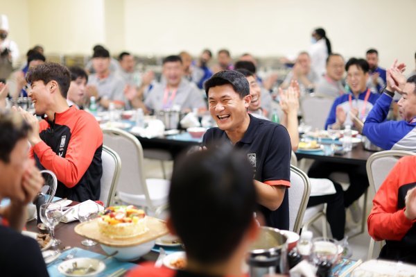 김민재가 15일(현지시간) 축구국가대표팀 숙소인 카타르 도하 르메르디앙시티센터에서 조리팀이 마련한 생일 케이크와 축하인사를 받은 뒤 기뻐하고 있다. 4년 전 부상으로 월드컵에 나서지 못한 그는 카타르대회를 앞두고 “팀을 향해 헌신할 것”이라고 힘주어 말했다. 사진제공 I 대한축구협회