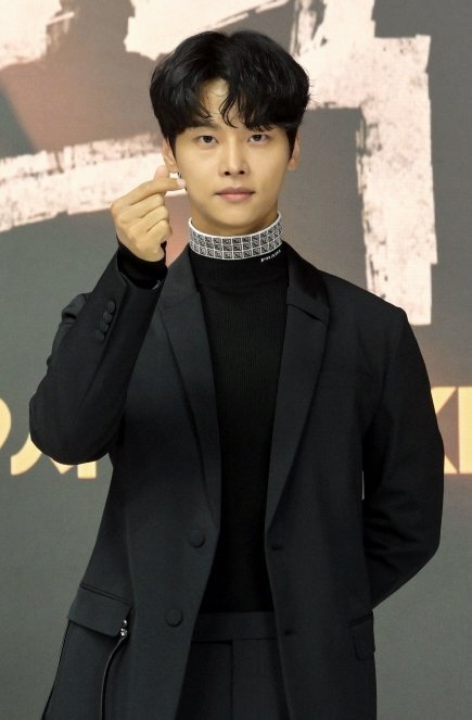 배우 차학연이 16일 열린 ‘드라마 스페셜 2022’ 온라인 제작발표회 무대에 올라 포즈를 취하고 있다. 사진제공|KBS