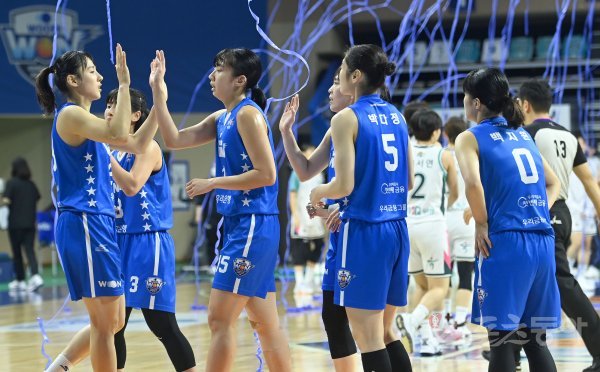 16일 아산이순신체육관에서 열린‘신한은행 SOL 2022~2023 여자프로농구‘ 우리은행과 하나원큐 경기에서 하나은행이 75-50으로 승리했다. 선수들이 하이파이브 하고 있다. 아산 | 김종원 기자 won@donga.com