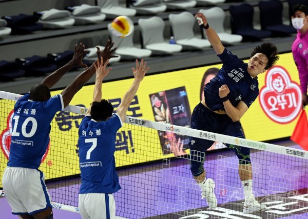 16일 인천 계양체육관에서 ‘2022-2023 도드람 V리그’ 인천 대한항공과 천안 현대캐피탈의 남자부 경기가 열렸다.
대한항공 임동혁이 현대캐피탈 블로커를 피해 스파이크를 날리고 있다. 인천 | 김민성 기자 marineboy@donga.com