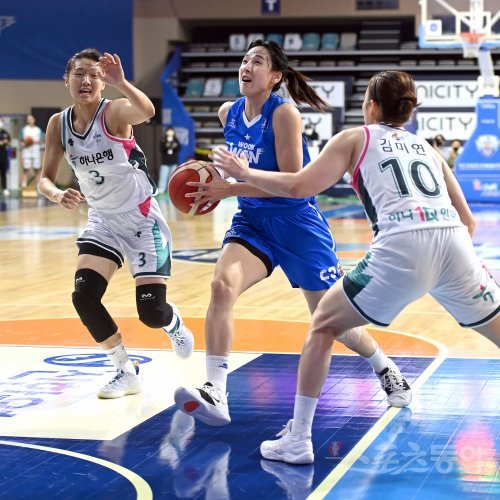 16일 아산이순신체육관에서 열린‘신한은행 SOL 2022~2023 여자프로농구‘ 우리은행과 하나원큐 경기에서 우리은행 김단비가 하나원큐의 수비를 뚫고 골밑을 공격하고 있다. 아산 | 김종원 기자 won@donga.com