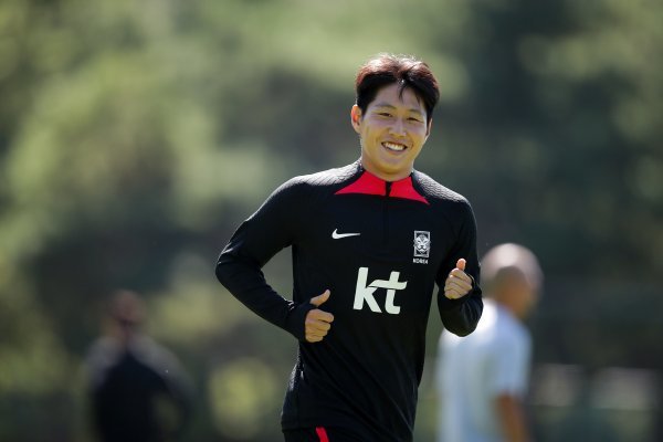 축구국가대표팀이 24일(한국시간) 알라이얀 에듀케이션시티 스타디움에서 우루과이와 2022카타르월드컵 조별리그 H조 1차전을 치르는 가운데 ‘골든보이’ 이강인이 비밀병기로 부상했다. 대회를 앞두고 훈련에서 강한 인상을 남기며 파울루 벤투 감독과 동료들의 기대감을 부풀리고 있다. 사진제공 | 대한축구협회