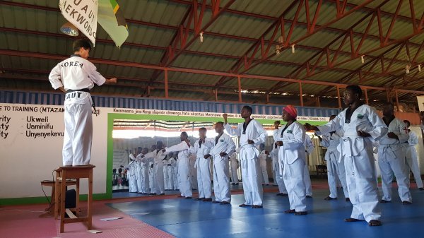 최규연 씨가 탄자니아 아프리카 연합대학교의 자신이 손수 만든 태권도장에서 학생들에게 태권도 정신과 품새를 가르치고 있다. 사진제공|최규연 씨