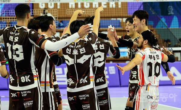 20일 인천 계양체육관에서 ‘2022-2023 도드람 V리그’ 인천 대한항공과 안산 OK금융그룹의 남자부 경기가 열렸다. OK금융그룹이 대한항공을 상대로 세트스코어 3-2로 승리한 후 코트에서 기쁨을 나누고 있다. 인천 | 김민성 기자 marineboy@donga.com