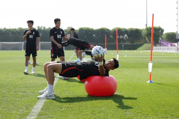 카타르월드컵을 앞둔 축구국가대표팀은 현지 입성 이후 수비와 디테일을 강조한 훈련을 이어가고 있다. 상대에 대한 압박과 공격전개 타이밍에 이번 대회의 성패가 달려있다. 19일(한국시간) 도하 알에글라 트레이닝센터 5번 피치에서 진행된 팀 훈련에 참가한 수비의 핵 김민재(앞). 사진제공 I 대한축구협회