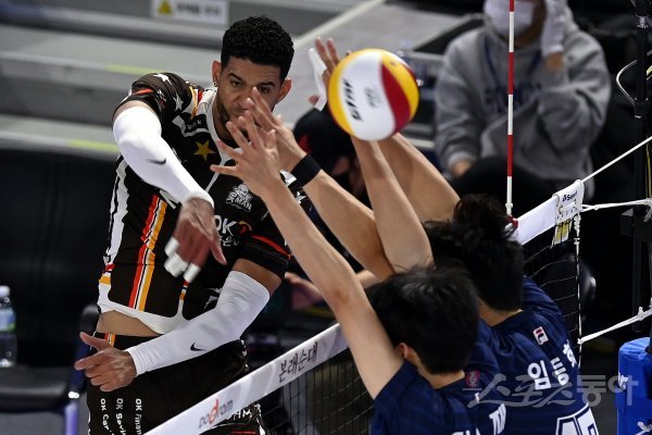 20일 인천 계양체육관에서 ‘2022-2023 도드람 V리그‘ 인천 대한항공과 안산 OK금융그룹의 남자부 경기가 열렸다. OK금융그룹 레오가 대한항공 블로커를 피해 스파이크를 날리고 있다. 인천 | 김민성 기자 marineboy@donga.com