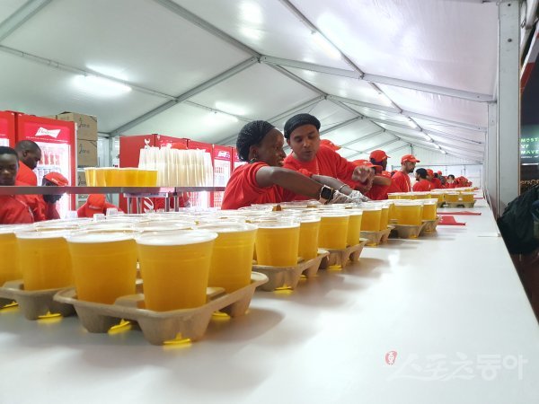 2022카타르월드컵 기간 현지에서 음주는 불가능하다. 이슬람국가인 카타르에서는 돼지고기 섭취, 주류 판매 및 음주 등이 불법이다. 19일(한국시간) ‘FIFA 팬 페스티벌’ 팬존에서 맥주 판매가 공식 개시됐다. 그러나 그 외에 주요 경기장 인근에서 맥주를 구매하거나 마실 수 없다. 도하(카타르) | 남장현 기자 yoshike3@donga.com