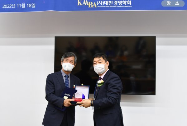 부산국제영화제가 지난 18일 ‘제1회 대한민국 K-컬처 대상’을 수상한 가운데 이용관 이사장(왼쪽)이 대표로 수상하고 있다. 사진제공 | ㈔대한경영학회