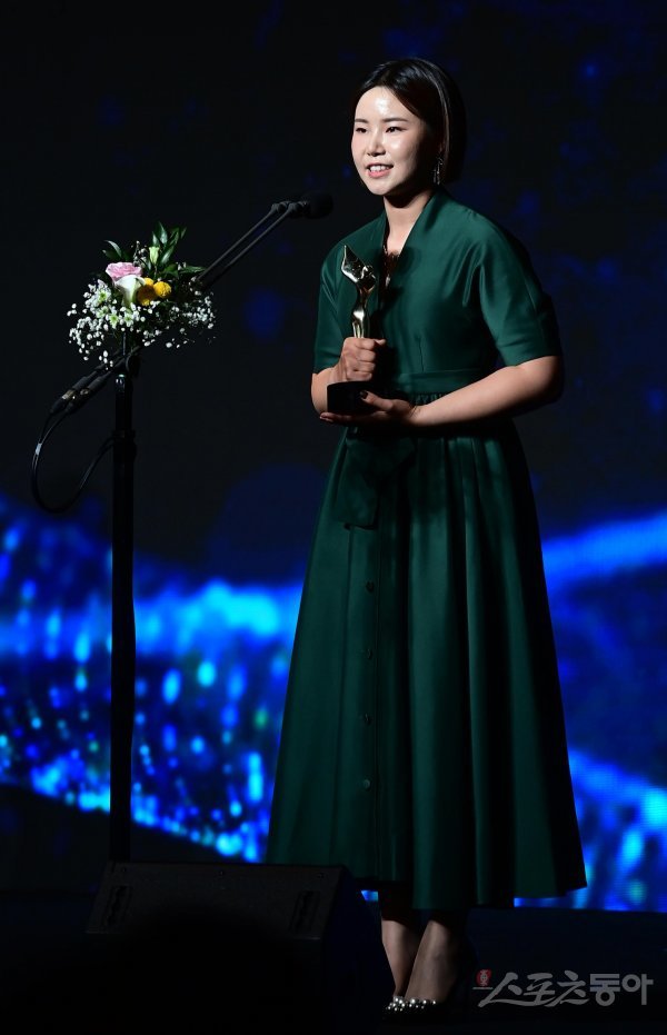 21일 서울 강남구 삼성동 그랜드인터컨티넨탈 서울파르나스에서 열린 ‘2022 KLPGA 대상 시상식’에서 프로골퍼 임희정이 인기상을 수상해 소감을 말하고 있다. 주현희 기자 teth1147@donga.com