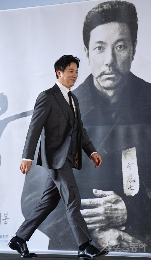 영화 ‘영웅’에서 안중근 의사 역을 맡은 정성화가 미소 띤 얼굴로 21일 서울 용산구 CGV용산아이파크몰점에서 열린 제작보고회 무대에 오르고 있다. 주현희 기자 teth1144@donga.com