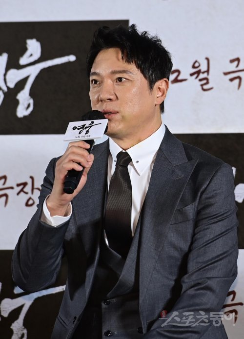 배우 정성화가 21일 서울 용산구 CGV용산아이파크몰점에서 열린 영화 ‘영웅’ 제작보고회에서 인사말을 하고 있다. 주현희 기자 teth1147@donga.com