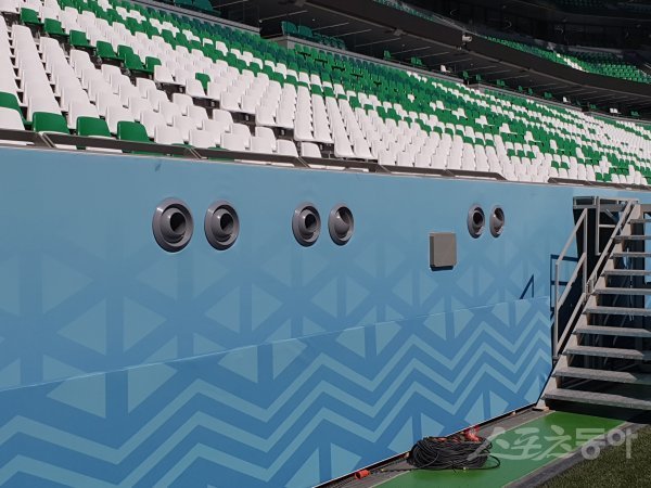 파울루 벤투 감독과 태극전사들은 21일(한국시간) 카타르 알라이얀의 에듀케이션시티스타디움을 실사했다. 우루과이(24일)~가나(28일)~포르투갈(12월 3일)과 조별리그 H조 3경기가 이곳에서 열리는 가운데 카타르의 무더운 날씨를 고려해 경기장 내에 에어컨이 설치돼 있다. 알라이얀(카타르) | 남장현 기자 yoshike3@donga.com